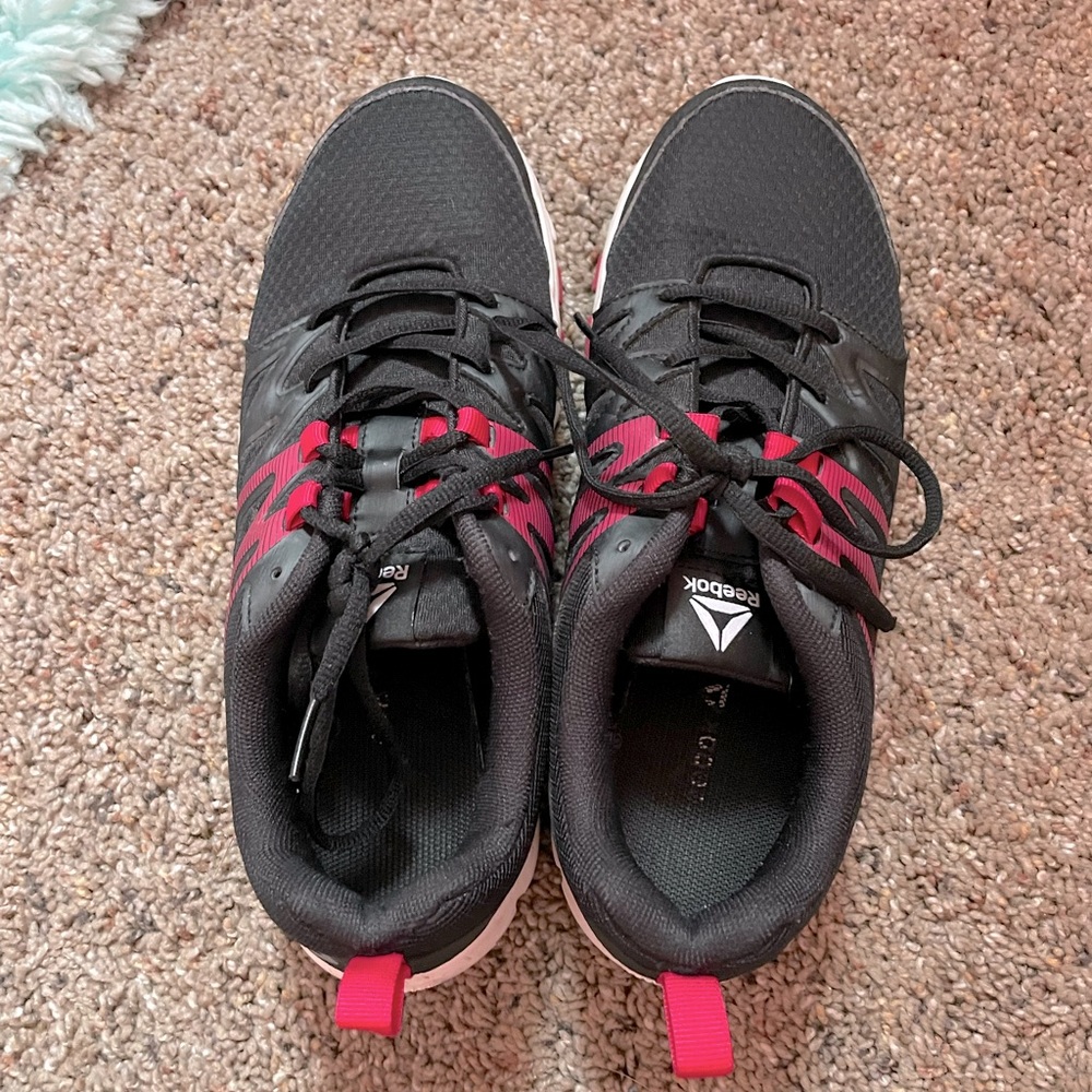 sneakers from reebok, size 9, pink and black